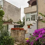 Modernes Apartment Nur 300 Meter Zum Strand Mit Terrasse, Privatparkplatz, Wifi